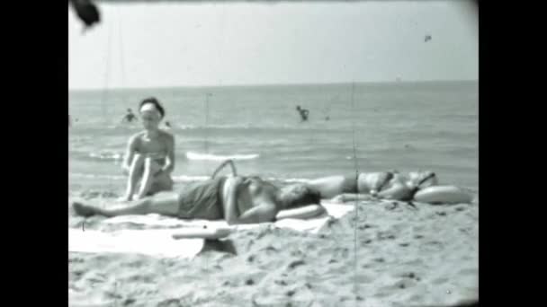 Ріміні Італія Джун 1958 Італійці Пляжних Канікулах — стокове відео