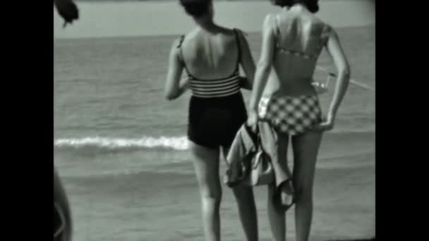Rimini Ιταλία Ιούνιος 1958 Ιταλικά Άτομα Σκηνή Διακοπών Στην Παραλία — Αρχείο Βίντεο