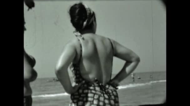 Rimini Italy June 1958 Chubby Woman Bottom 60S Scene — Vídeos de Stock