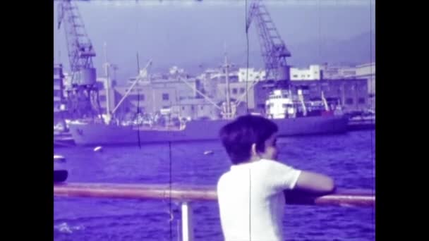 Rimini Ιταλία Ιούνιος 1968 Ιταλικά Άτομα Στο Πλοίο Κατά Διάρκεια — Αρχείο Βίντεο