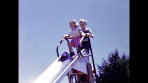San Diego Estados Unidos Junho 1947 Crianças Brincam Slide Balançam — Vídeo de Stock