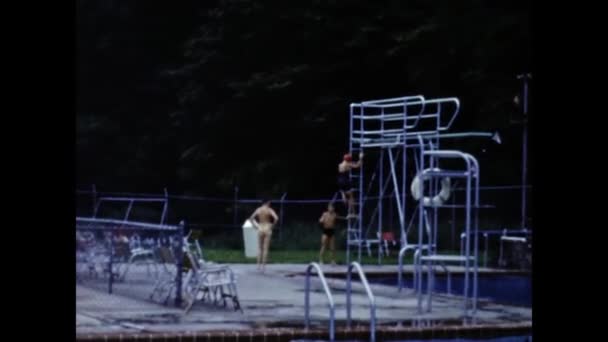 美国圣地亚哥 1947年6月 40多岁的孩子从蹦床跳到游泳池 — 图库视频影像