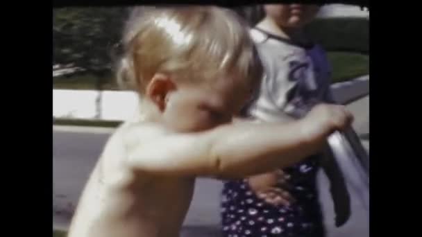 Сан Дієго Сша 1947 Діти Вдома Влітку Сімейні Спогади — стокове відео