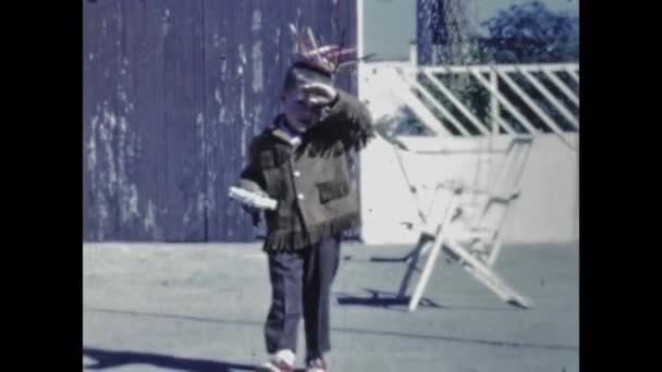 Сан Дієго Сша 1947 Рік Дитина Вдягнена Ковбой Сцені — стокове відео