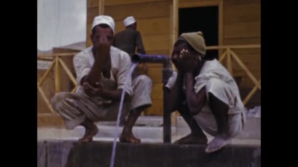 Kairo Egypten Kan 1947 Fattiga Egyptiska Människor Friska Upp Sig — Stockvideo