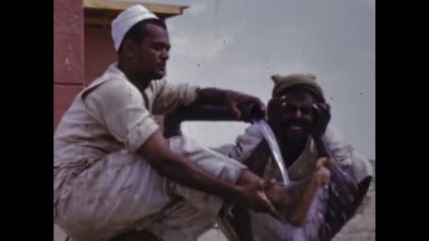 Kairo Egypten Kan 1947 Fattiga Egyptiska Människor Friska Upp Sig — Stockvideo