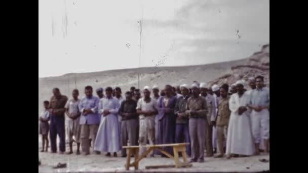 Cairo Egypt May 1947 Bedouins Desert Scene 40S — Stock Video