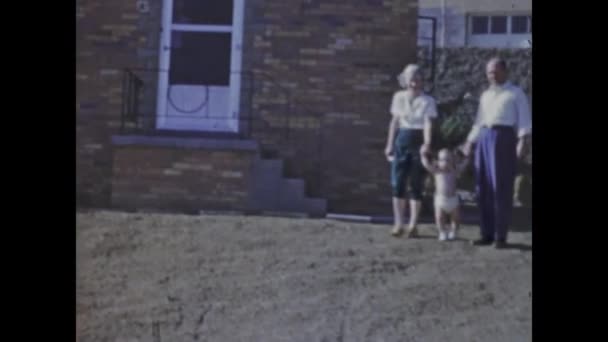 美国圣地亚哥可能是1947年 父母帮助婴儿迈出了40年代的第一步 — 图库视频影像