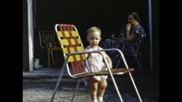 美国圣地亚哥可能是1947年 40年代的美国夏季记忆家庭庭院 — 图库视频影像