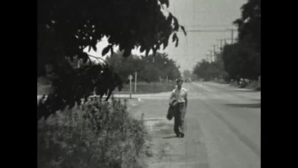 Сан Диего Сша Май 1947 Года Мальчик Ходит Обочине Дороги — стоковое видео