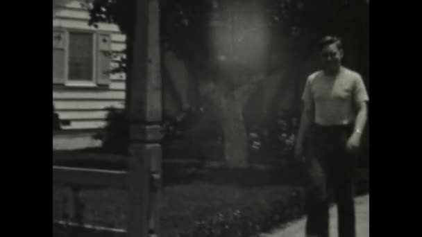 San Diego Estados Unidos Maio 1947 Menino Caminha Lado Estrada — Vídeo de Stock