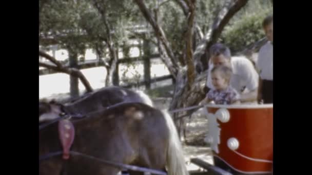 Сан Дієго Сша 1947 Рік Діти Кареті Кіньми Сцені — стокове відео