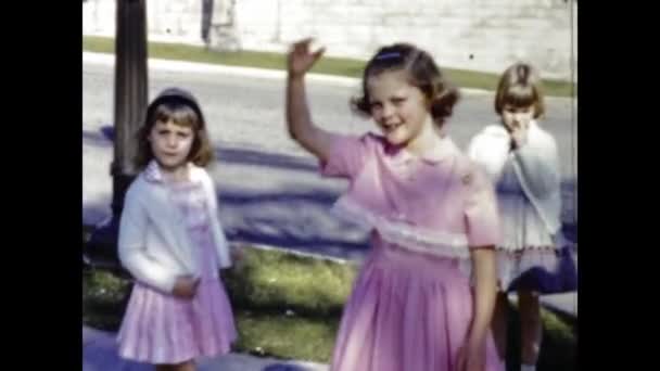 米国サンディエゴ1947年6月 40年代の屋外の子供たちのグループ — ストック動画