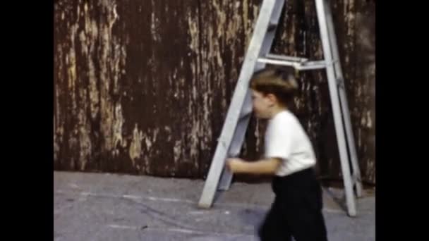San Diego Estados Unidos Junho 1947 Criança Joga Dardos Cena — Vídeo de Stock