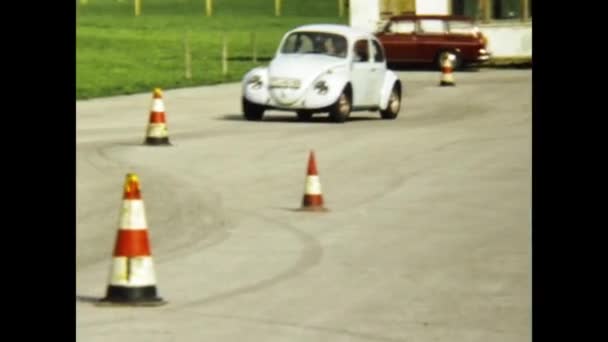 ベルリン ドイツ1976年6月 Wolksvagen Betleシーンを持つスラロームカーレース70年代 — ストック動画