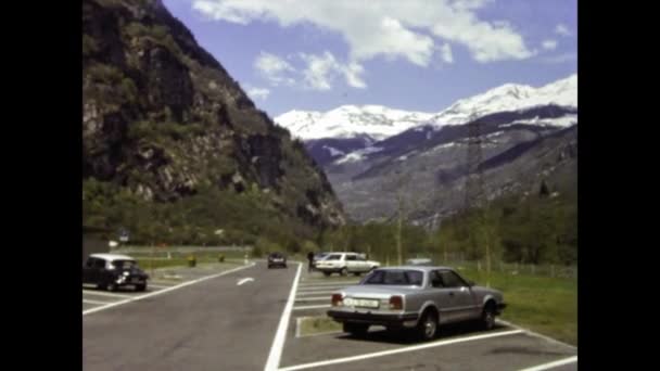 スイス インターラーケン1984年5月 スイスの山々が80年代の風景を旅する — ストック動画