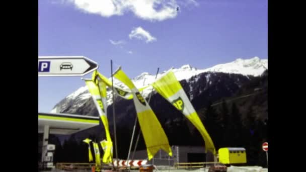 Interlaken Ελβετία Μάιος 1984 Βενζινάδικο Agip Και Σκηνή Καυσίμων Στη — Αρχείο Βίντεο