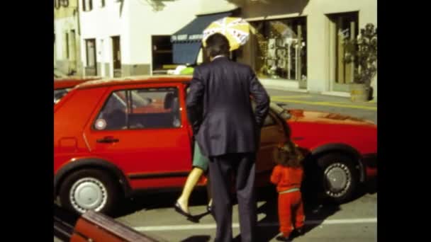 Locarno イタリア1984年5月 Wolksvagenゴルフカーで80年代の家族 — ストック動画
