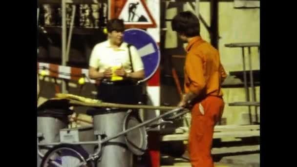 Locarno Ιταλία Μάιος 1984 Bricklayers Αποκαθιστούν Σκηνή Του Σπιτιού Στη — Αρχείο Βίντεο