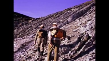 Dolomitler, İtalya 1974: 70 'lerde dağ sahnesinin tepesindeki yürüyüşçü