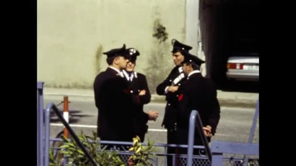 1984年 意大利科莫 上世纪80年代 卡宾尼耶里在街上聊天 — 图库视频影像