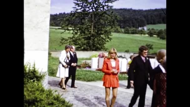 德国柏林 1974年 70年代在教堂外举行的婚礼 — 图库视频影像