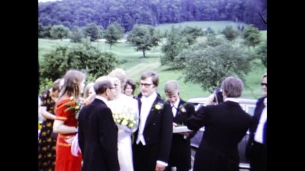 Berlin Tyskland Maj 1974 Bröllopsgäster Utanför Kyrkoscenen Talet — Stockvideo