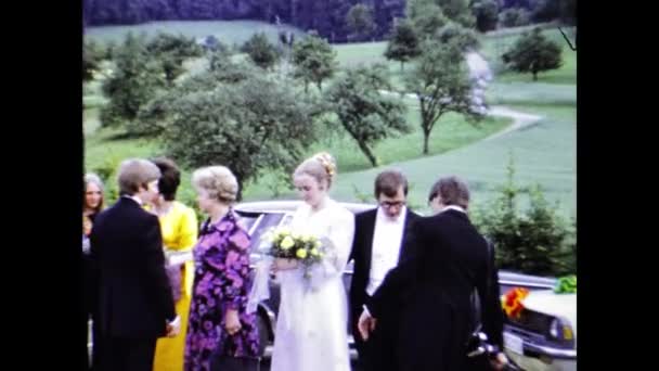 Берлін Німеччина Може 1974 Весільні Гості Поза Церковною Сценою — стокове відео