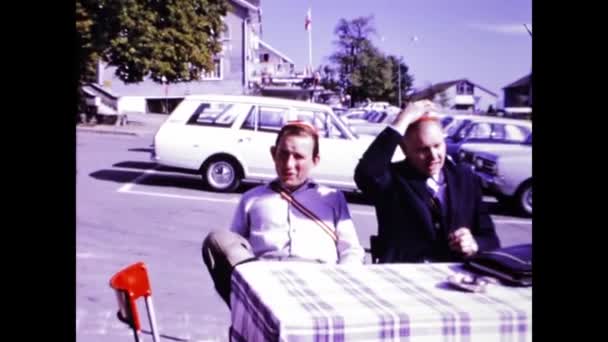 Dolomites Italy May 1974 Group People Cafe Table Scene 70S — Vídeos de Stock