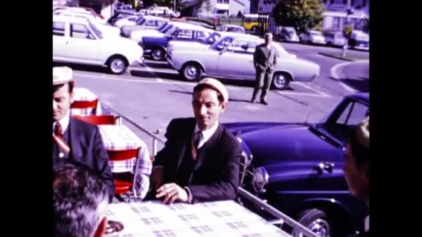 Dolomiten Italien Mai 1974 Gruppe Von Menschen Cafétisch Den 70Er — Stockvideo