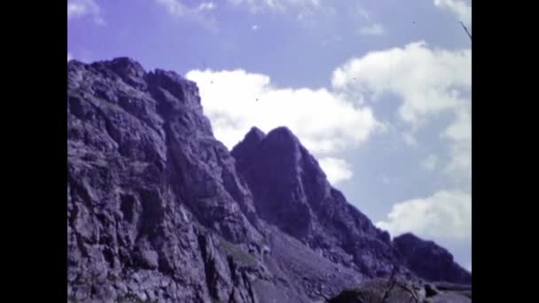イタリア ドロミテ1974年5月 70年代の山岳地帯の岩峰 — ストック動画