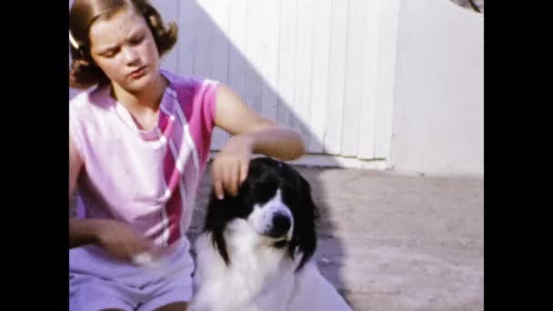 Toronto Kanada Augusti 1963 Familj Med Hund Trädgårdsminnesscen Talet — Stockvideo