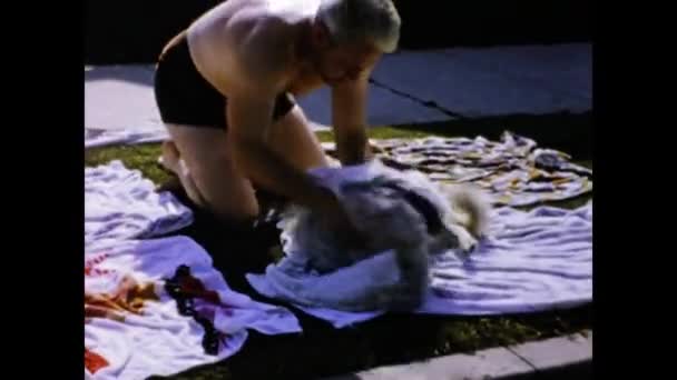 Toronto Kanada Sierpień 1963 Pies Przewraca Się Scenie Latach Tych — Wideo stockowe