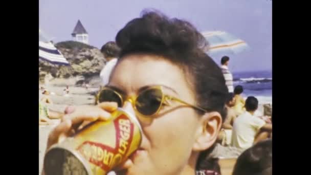 1947年6月 美国圣地亚哥 40多岁的小女孩喝罐装饮料 — 图库视频影像