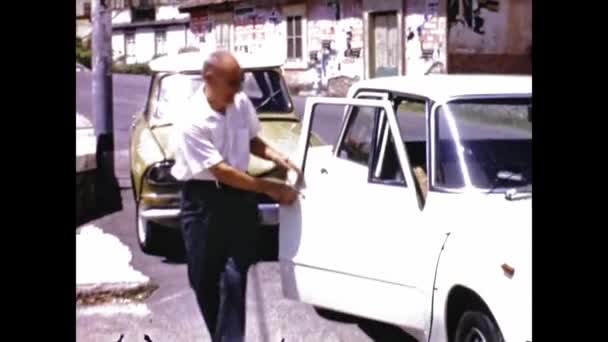 Mediolan Włochy Maj 1964 Włosi Spotykają Się Świeżym Powietrzu Latach — Wideo stockowe