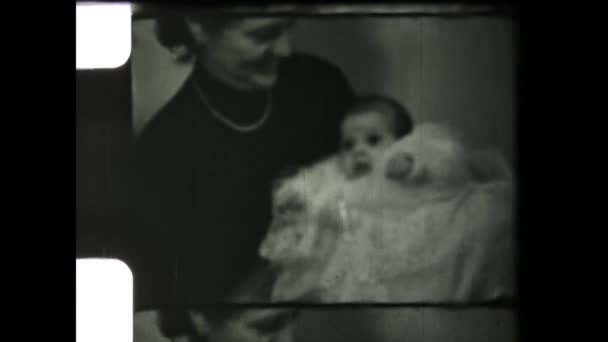 意大利米兰可能在1954年 8毫米框框的家庭记忆场景与人在50年代 50年代8Mm老年人记忆的4K黑白数字化图像 — 图库视频影像