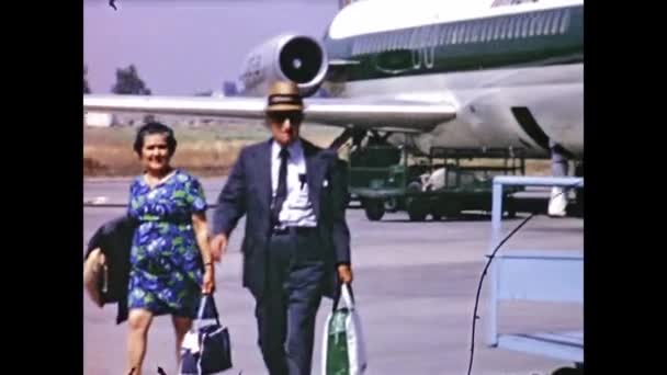 Μιλάνο Ιταλία Μάιος 1964 Άνθρωποι Στο Αεροδρόμιο Για Σκηνή Διακοπών — Αρχείο Βίντεο