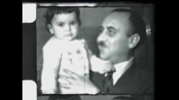 Милан Италия Май 1954 Обрамляет Сцены Семейных Воспоминаний Людьми Годов — стоковое видео