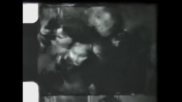 意大利米兰可能在1954年 8毫米框框的家庭记忆场景与人在50年代 50年代8Mm老年人记忆的4K黑白数字化图像 — 图库视频影像