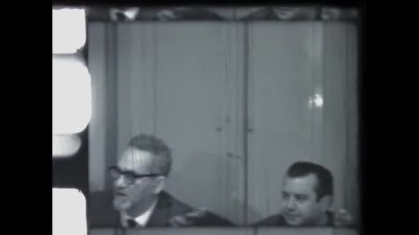 ミラノ イタリア1954年5月 8Mmフレームの家族の記憶シーン50代の人々と 50代の人々の記憶8ミリのデジタル化された4K黒と白の画像 — ストック動画