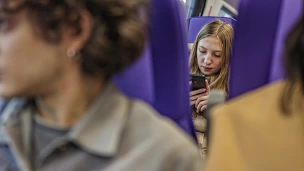 Κορίτσι Ταξιδεύει Τρένο Και Κοιτάζει Σκηνή Smartphone — Αρχείο Βίντεο