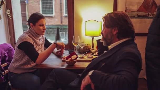 Venice Italy January 2023 Old Man Flirting Young Girl Scene — Stok Video