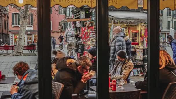 ヴェネツィア イタリア2023年1月6日 ストリートバーテーブルシーンの人々 — ストック動画