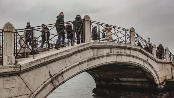 Venice Italy January 2023 People Walking Venice Bridge Scene — Vídeo de Stock