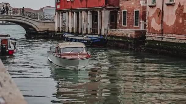 Venice Italy January 2023 Luxury Boat Navigate River Venice Scene — Vídeo de stock