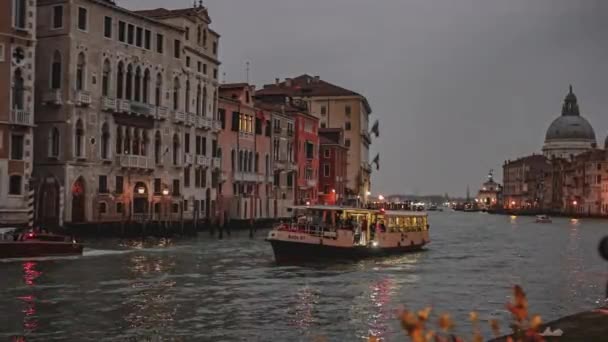 イタリア ヴェネツィア2023年1月6日 夕暮れと夜間のヴェネツィアの風景 — ストック動画
