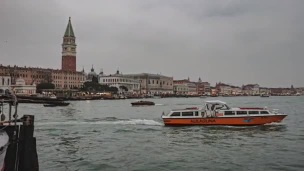 Venetsia Italia Tammikuu 2023 Venetsian Kaupunkinäköala Pilvisenä Päivänä Talvikaudella — kuvapankkivideo
