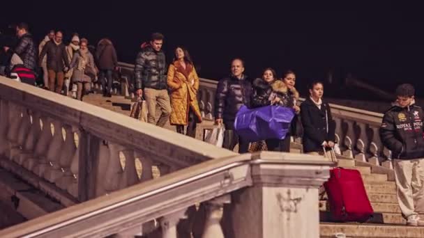 ヴェネツィア イタリア6 1月2023 夜のヴェネツィアのシーンの人々の群衆 — ストック動画
