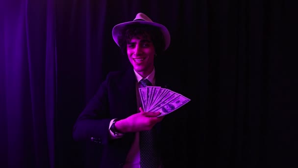 ケアフリー若い男スロー通貨ノートに向かってカメラショーオフ彼の富 — ストック動画