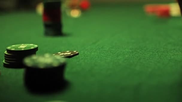 Рука Человека Бросает Фишку Покер Зеленый Текстурированный Стол Азартные Игры — стоковое видео